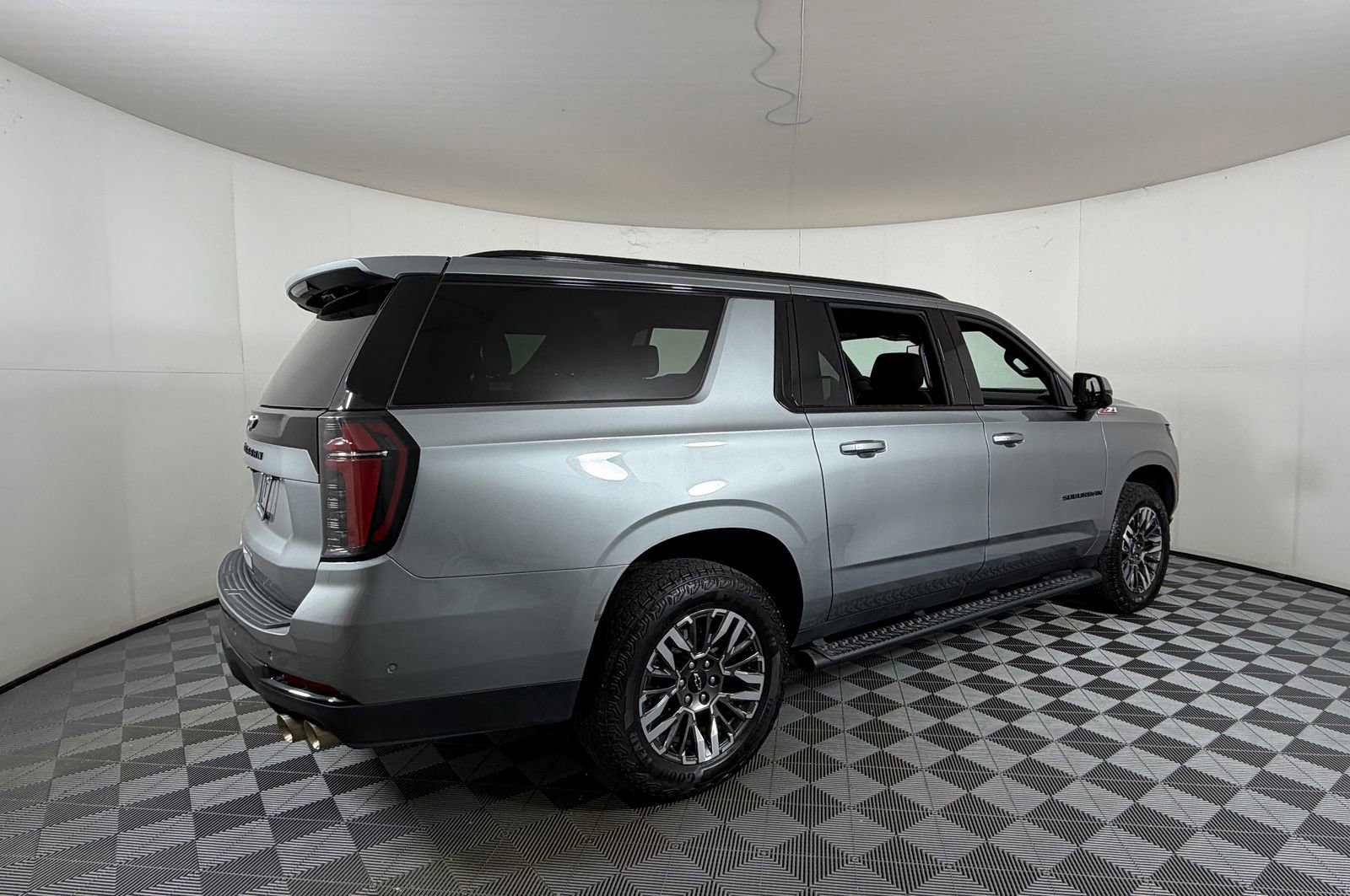 Used 2025 Chevrolet Suburban Z71 AWD/4WD image 4