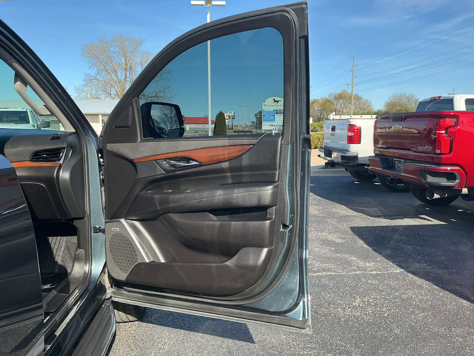Used 2020 Cadillac Escalade Premium Luxury AWD/4WD image 28