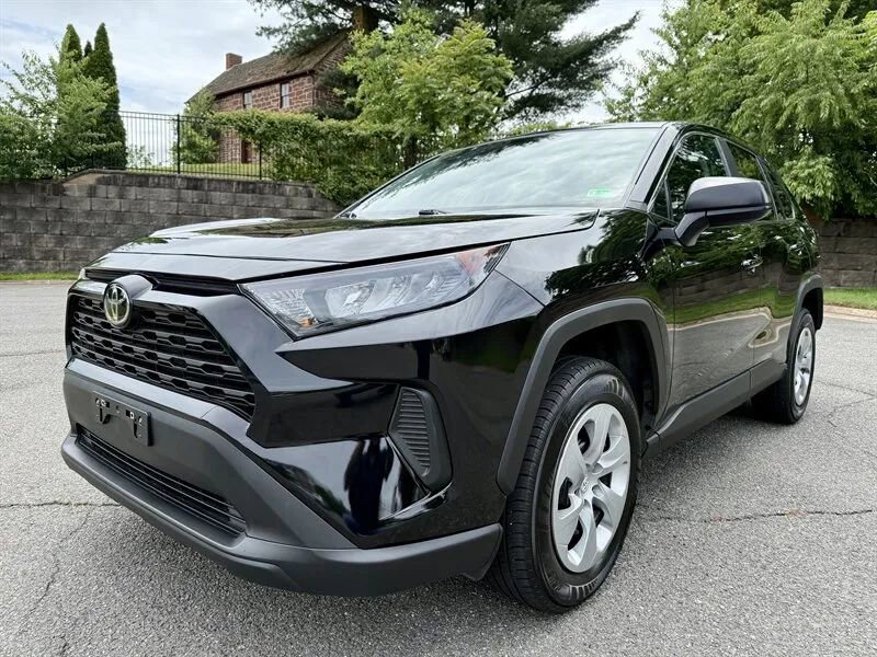Used 2022 Toyota RAV4 LE image 1