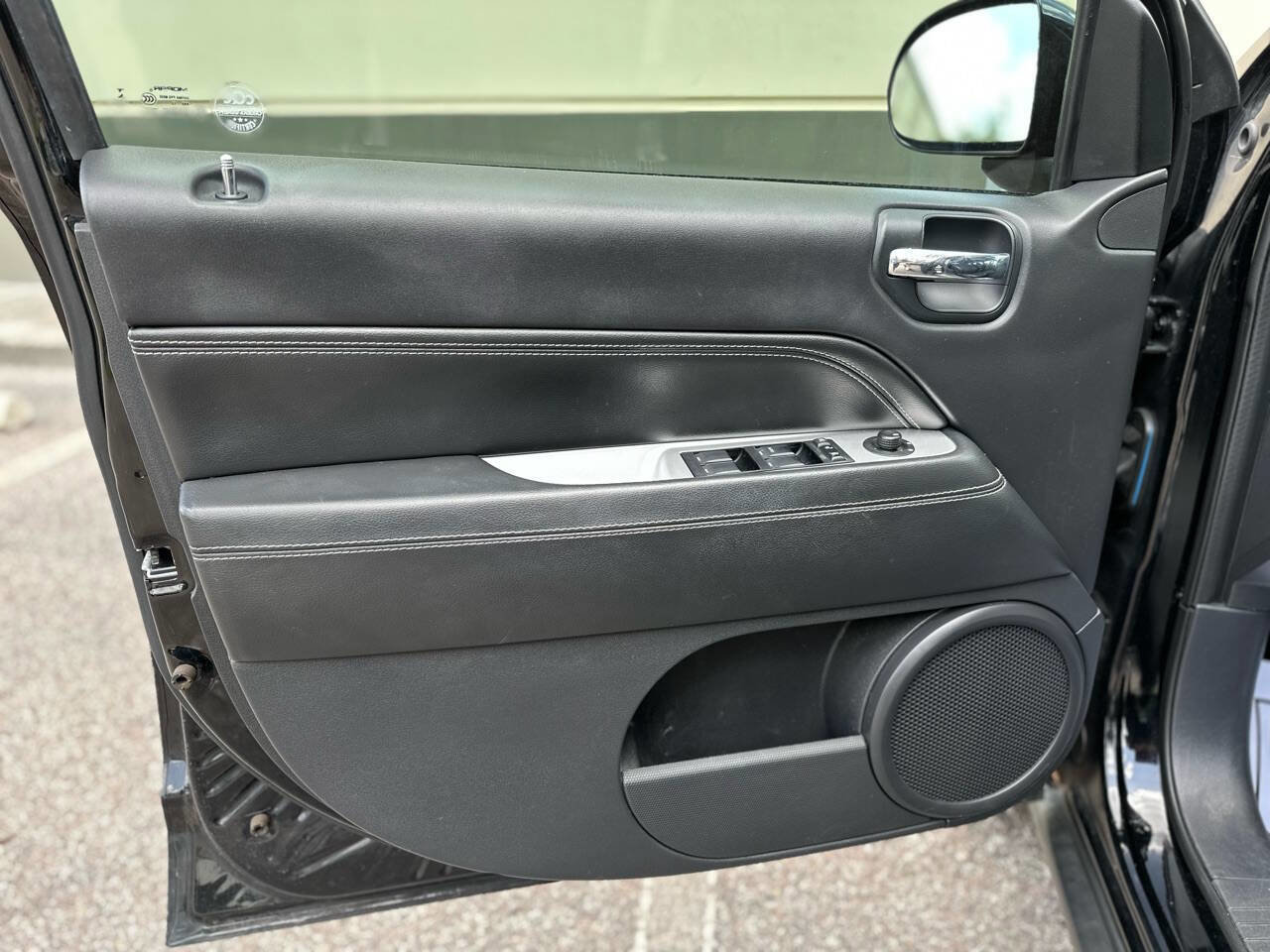 Used 2014 Jeep Compass Latitude FWD image 11
