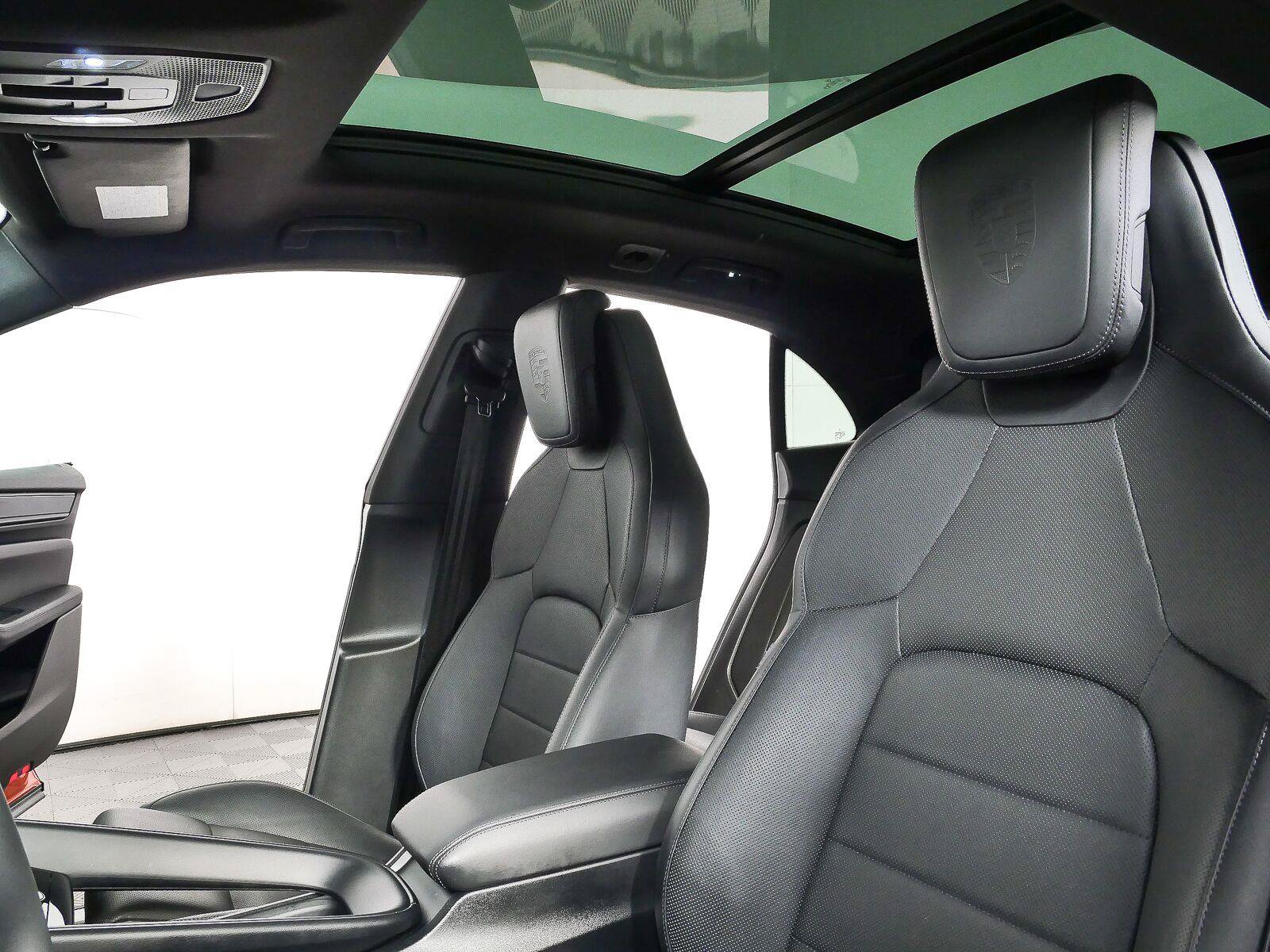 Certified 2025 Porsche Macan 4S Electric AWD/4WD image 5