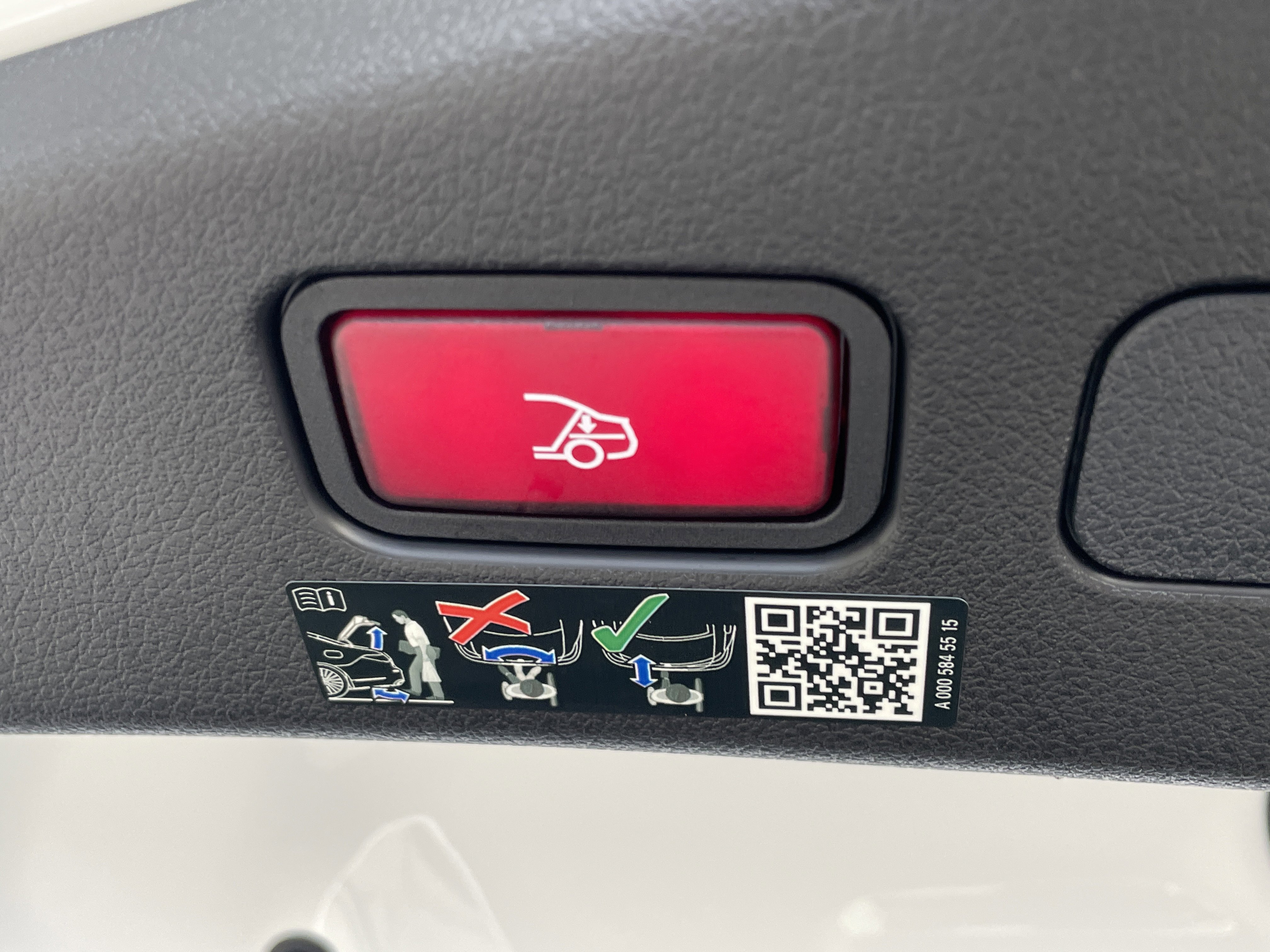 Certified 2024 Mercedes-Benz CLE 300 4MATIC Cabriolet image 20