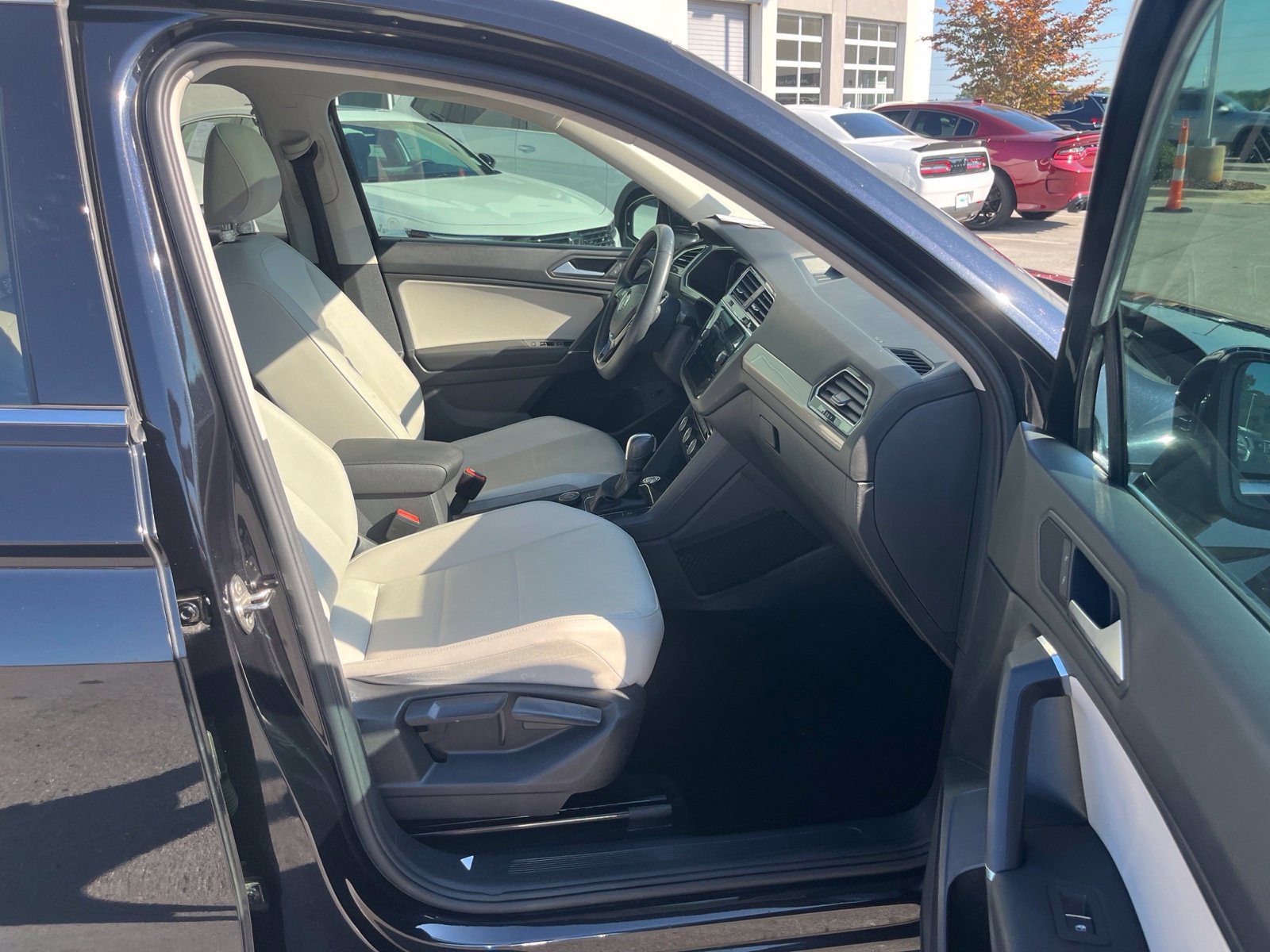 Used 2020 Volkswagen Tiguan SEL w/ 3rd Row Seat Package AWD/4WD image 32