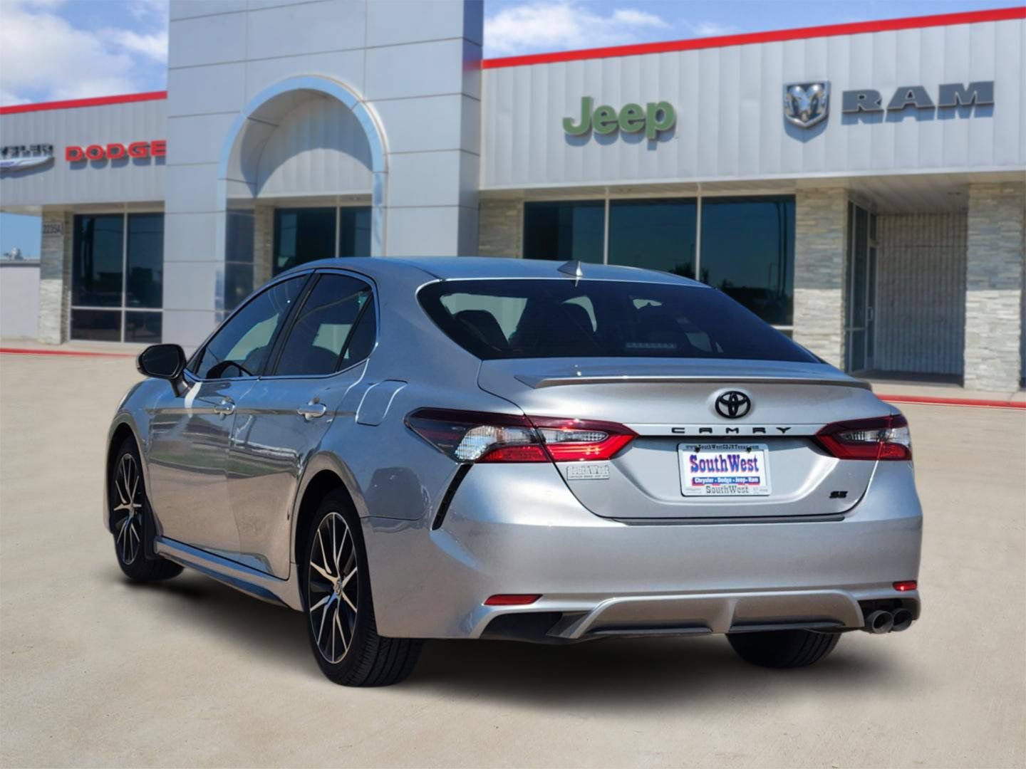 Used 2023 Toyota Camry SE w/ Convenience Package FWD image 4