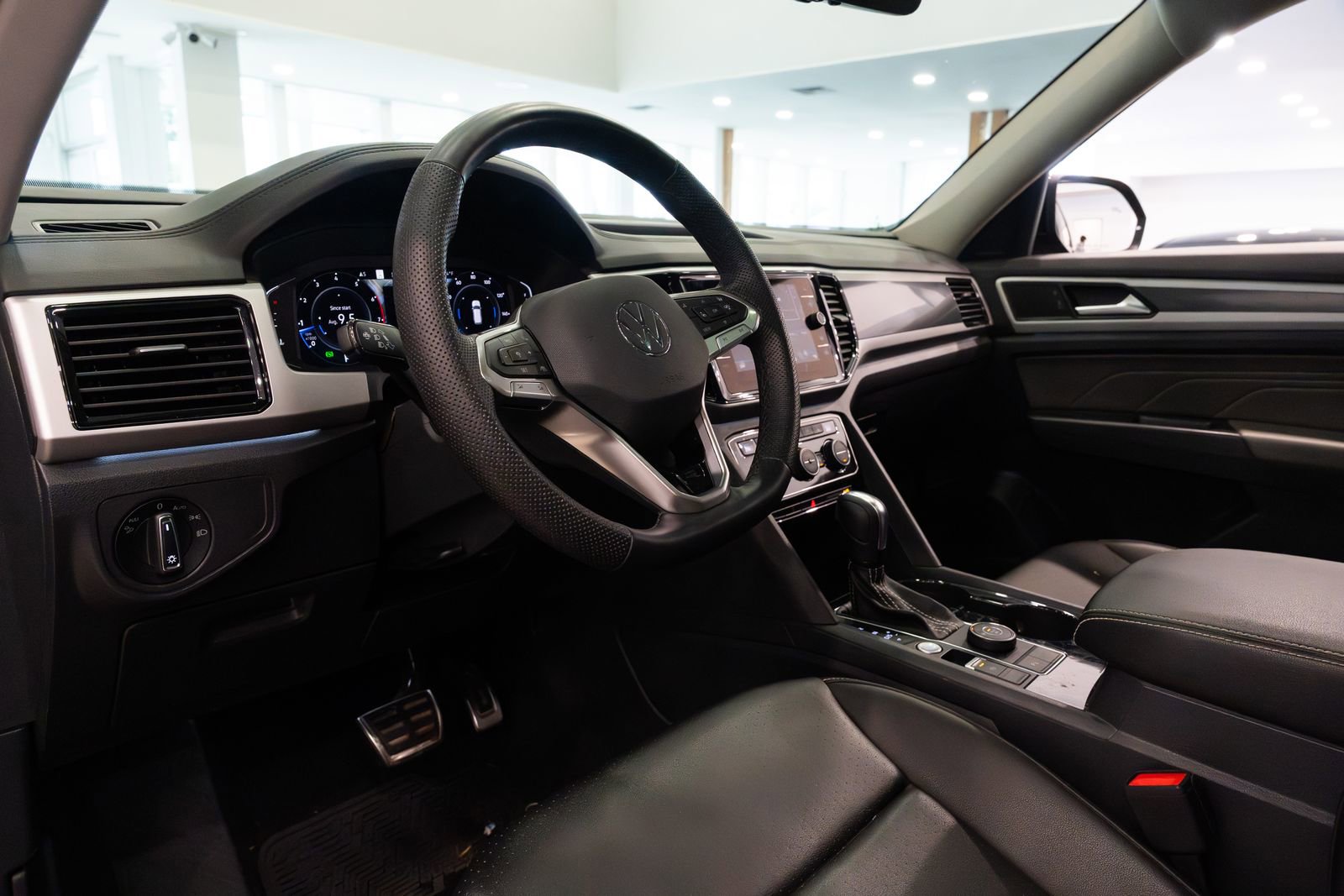 Used 2023 Volkswagen Atlas SEL R-Line image 8