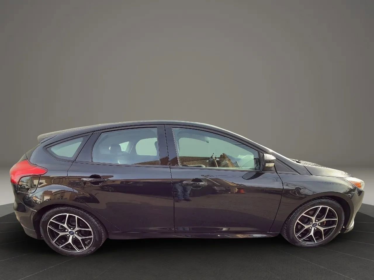 Used 2015 Ford Focus SE w/ SE Sport Package image 4