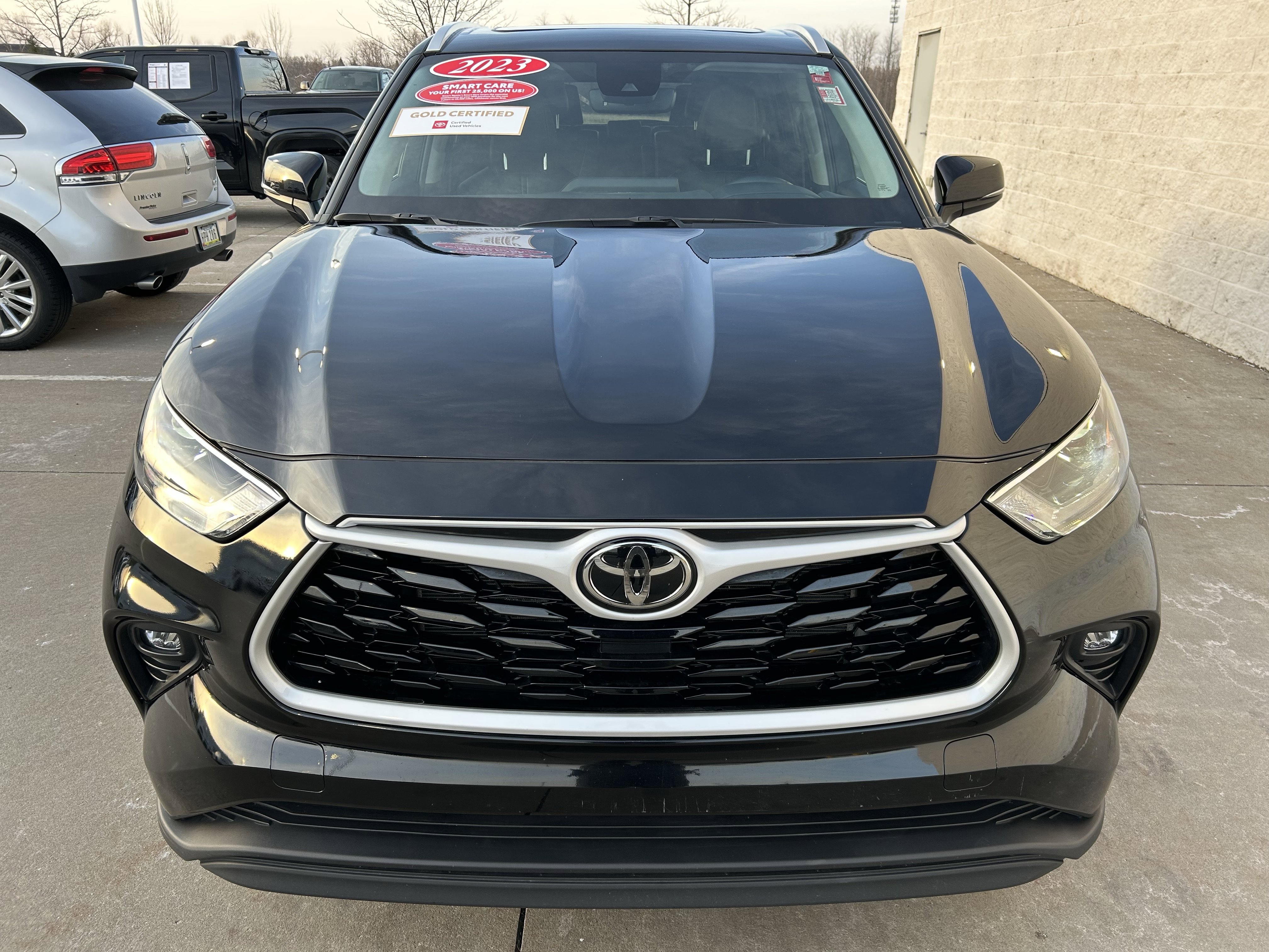 Used 2023 Toyota Highlander XLE image 2