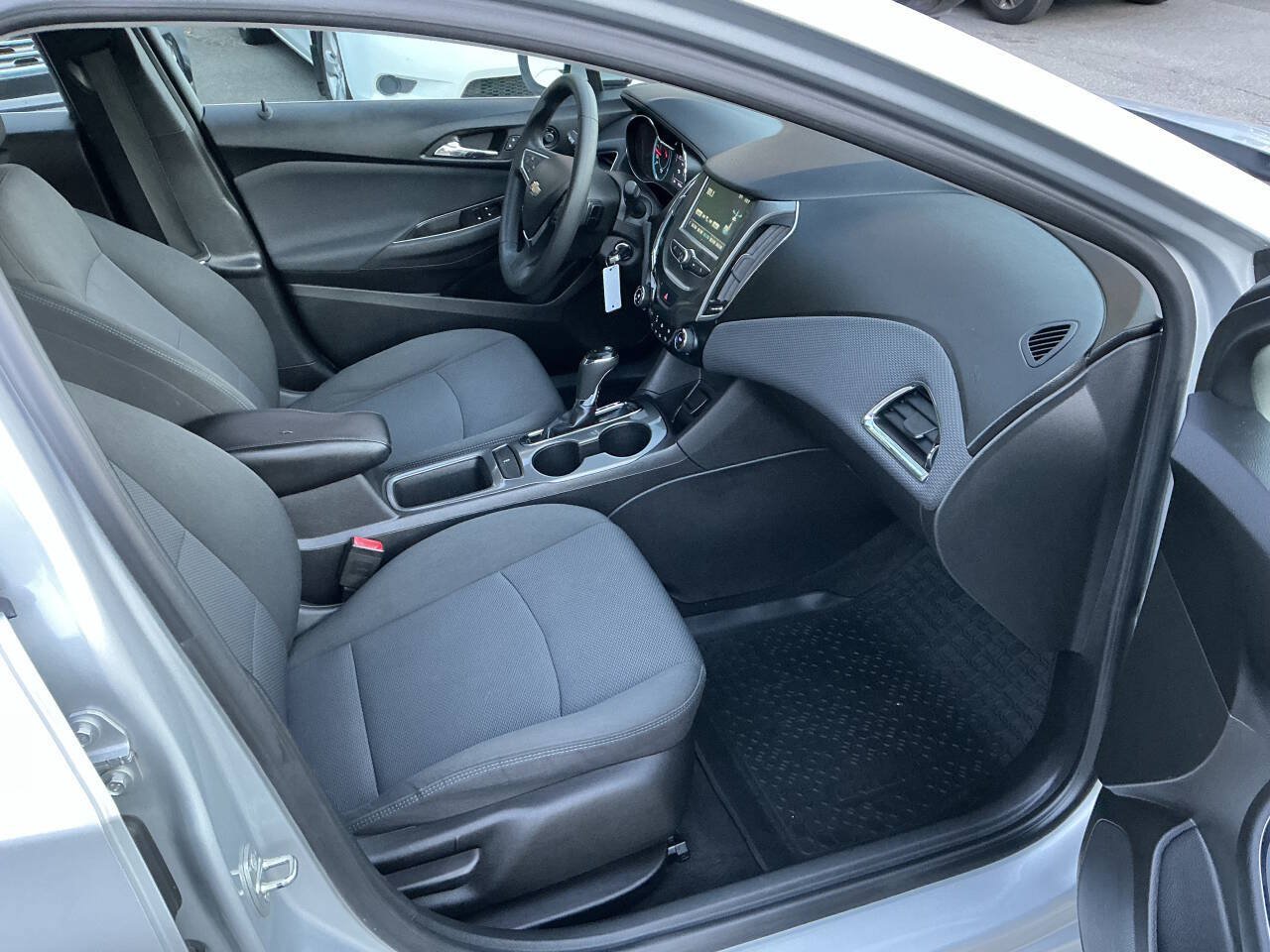 Used 2018 Chevrolet Cruze LT FWD image 24