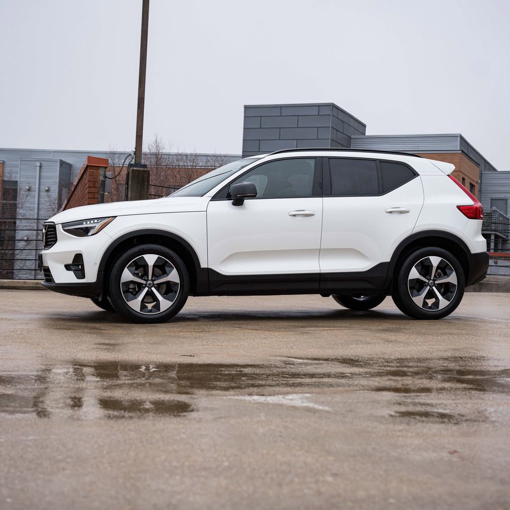 Certified 2025 Volvo XC40 B5 Plus image 3