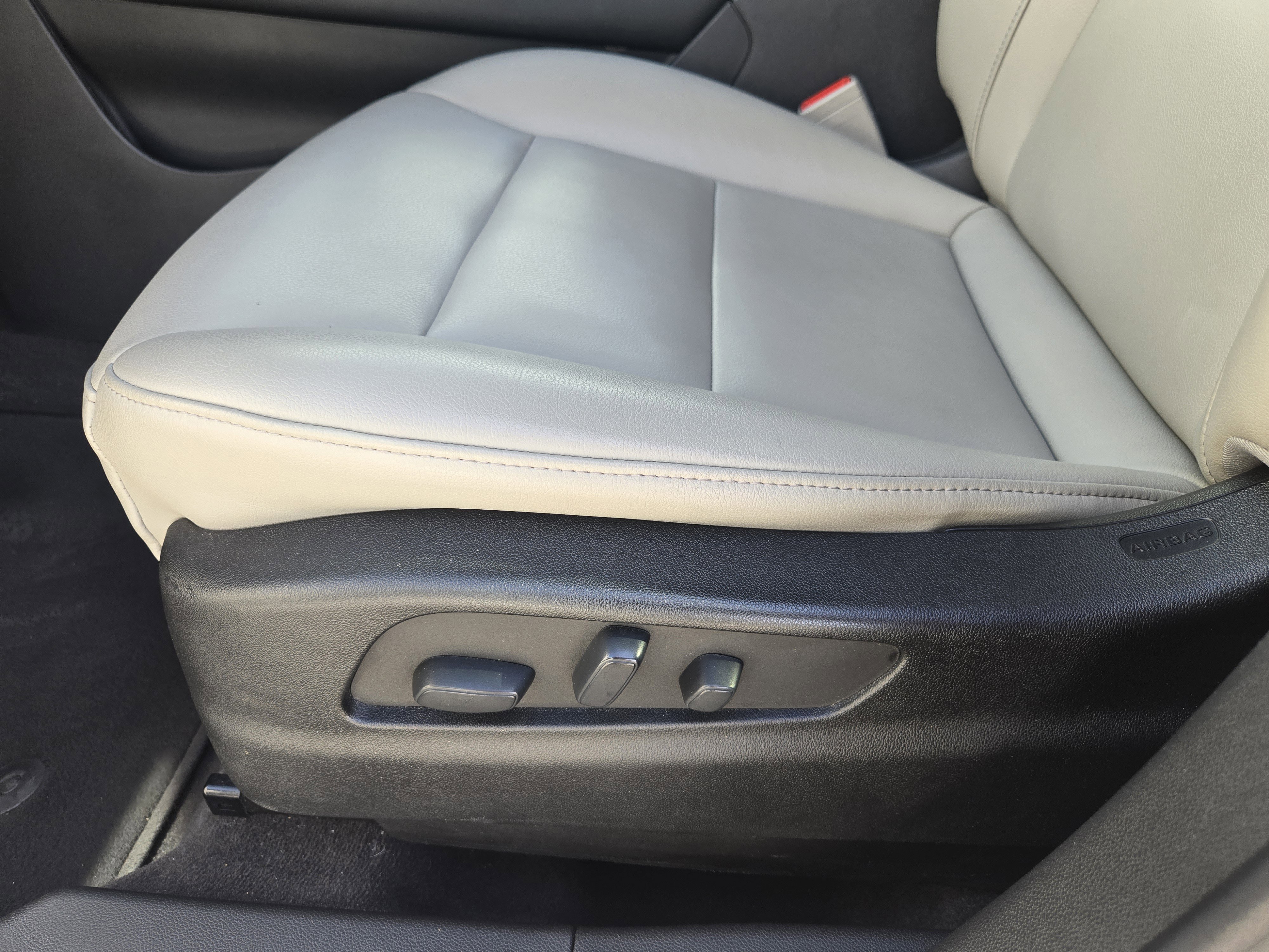 Used 2022 Cadillac XT4 Luxury w/ Cold Weather Package image 26