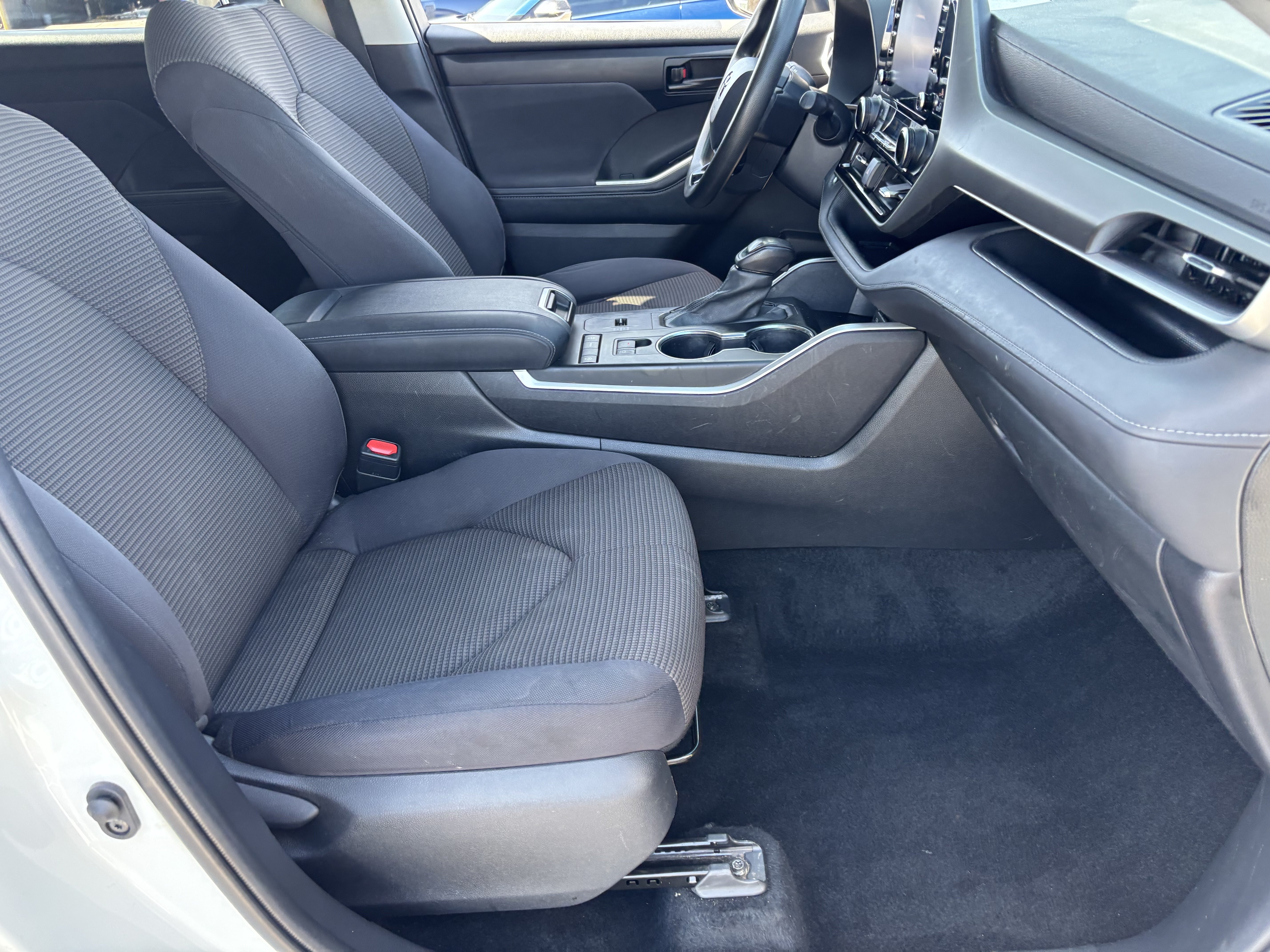 Used 2021 Toyota Highlander L FWD image 9