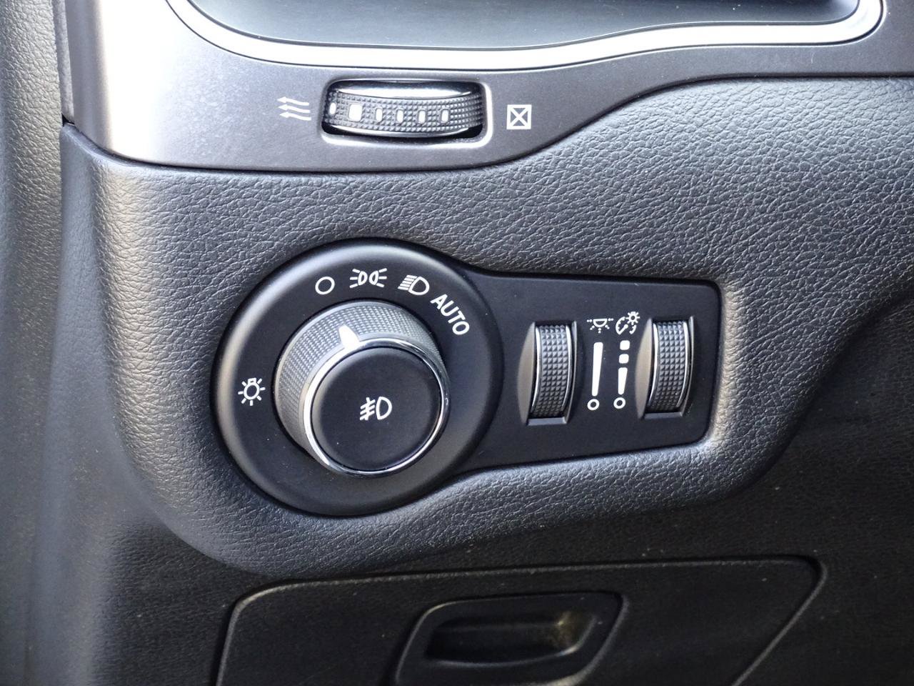 Used 2019 Jeep Cherokee Latitude Plus FWD image 17