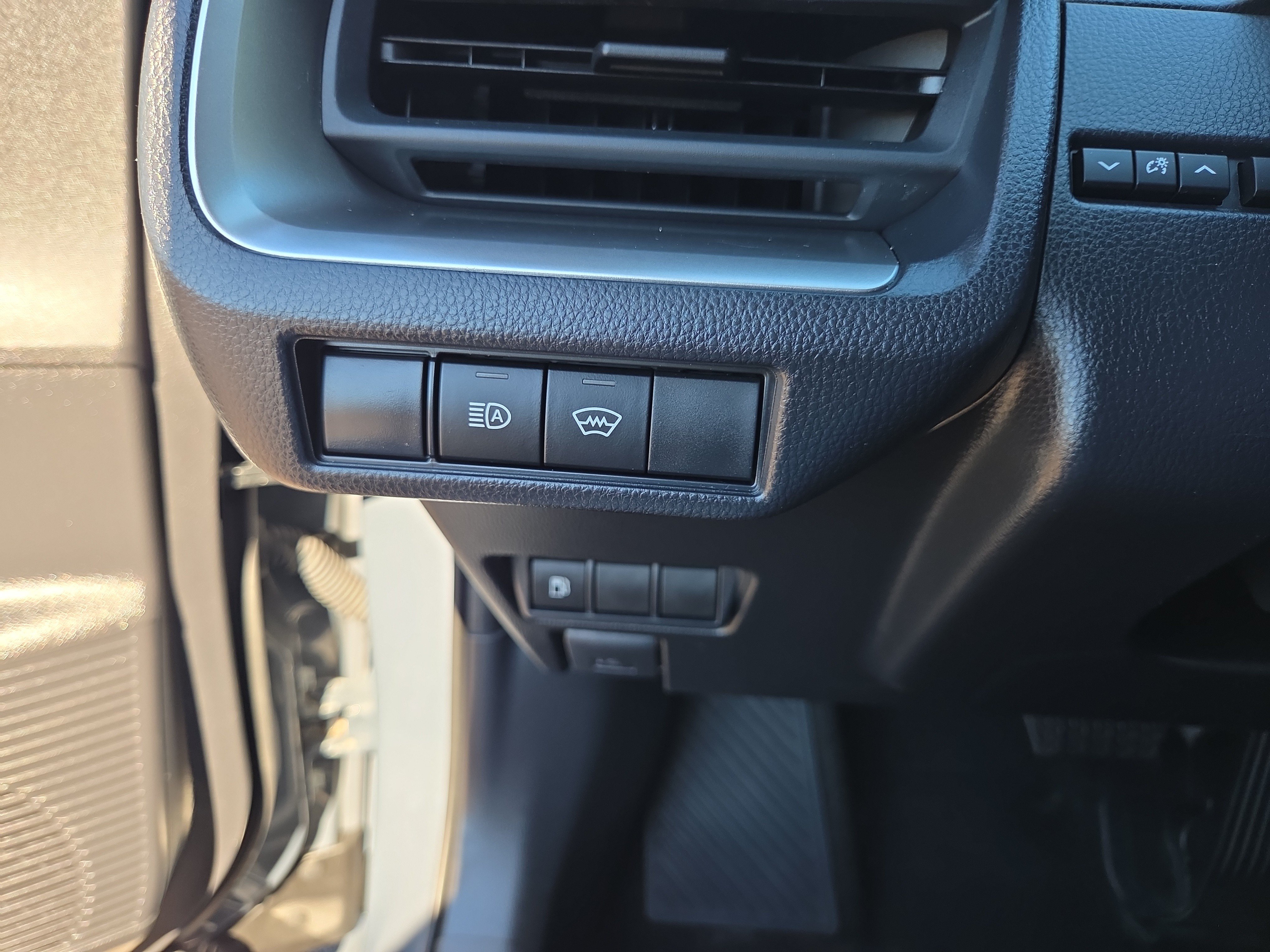Certified 2025 Toyota Prius LE FWD image 27