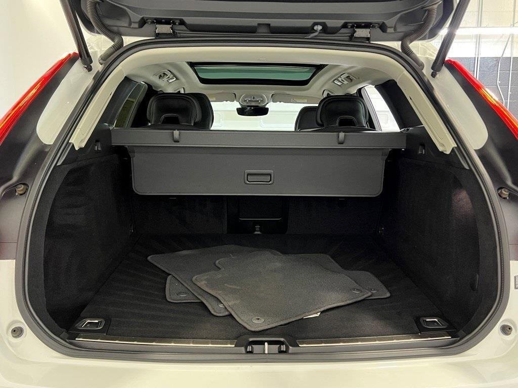 Used 2022 Volvo XC60 B5 Momentum image 16