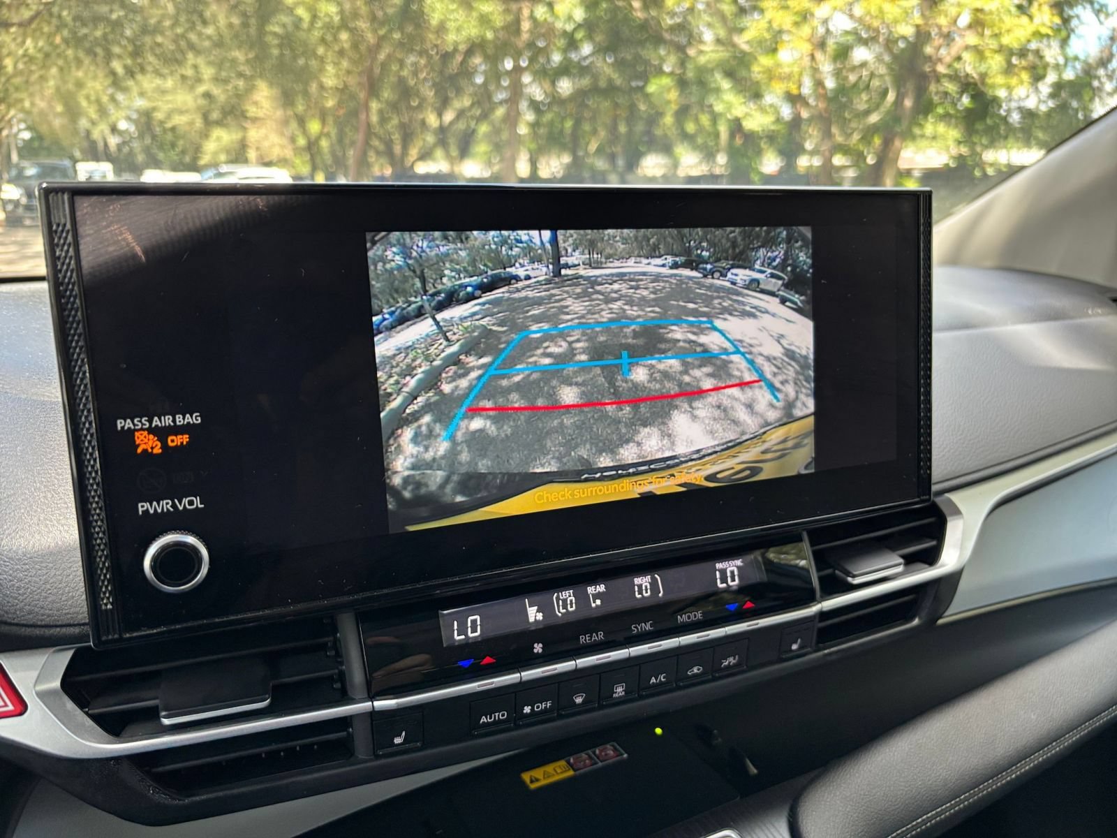 Used 2025 Toyota Sienna XLE FWD image 27
