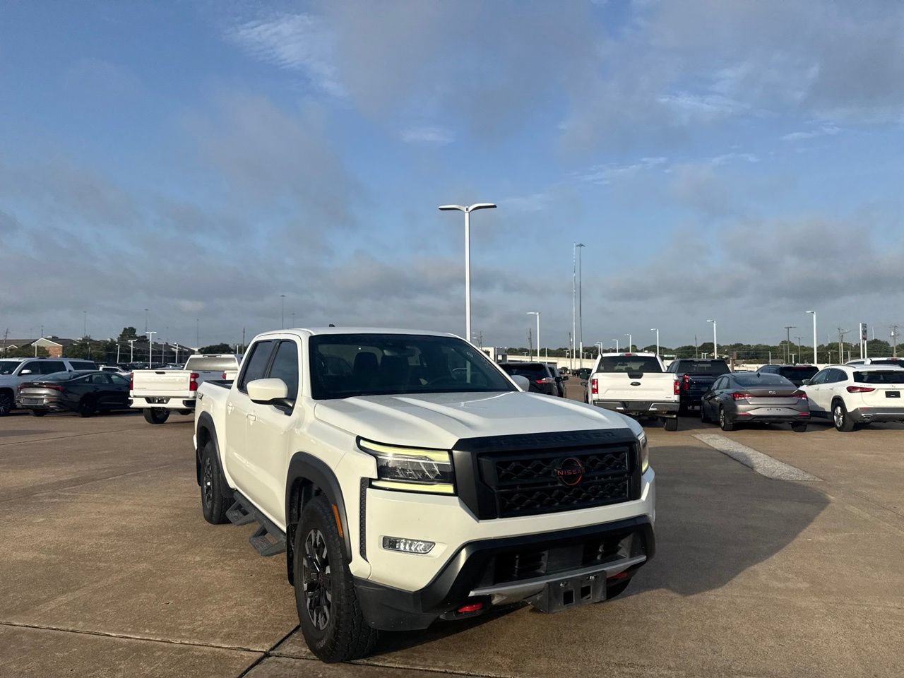 Used 2022 Nissan Frontier Pro-X RWD image 2