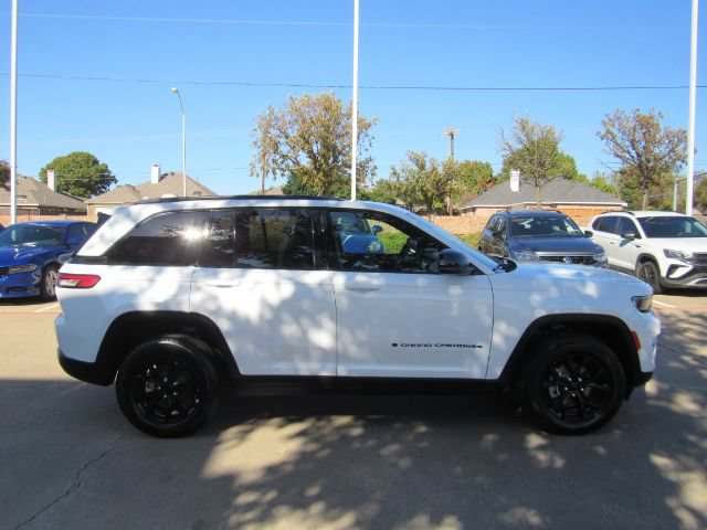 Used 2025 Jeep Grand Cherokee Altitude AWD/4WD image 5