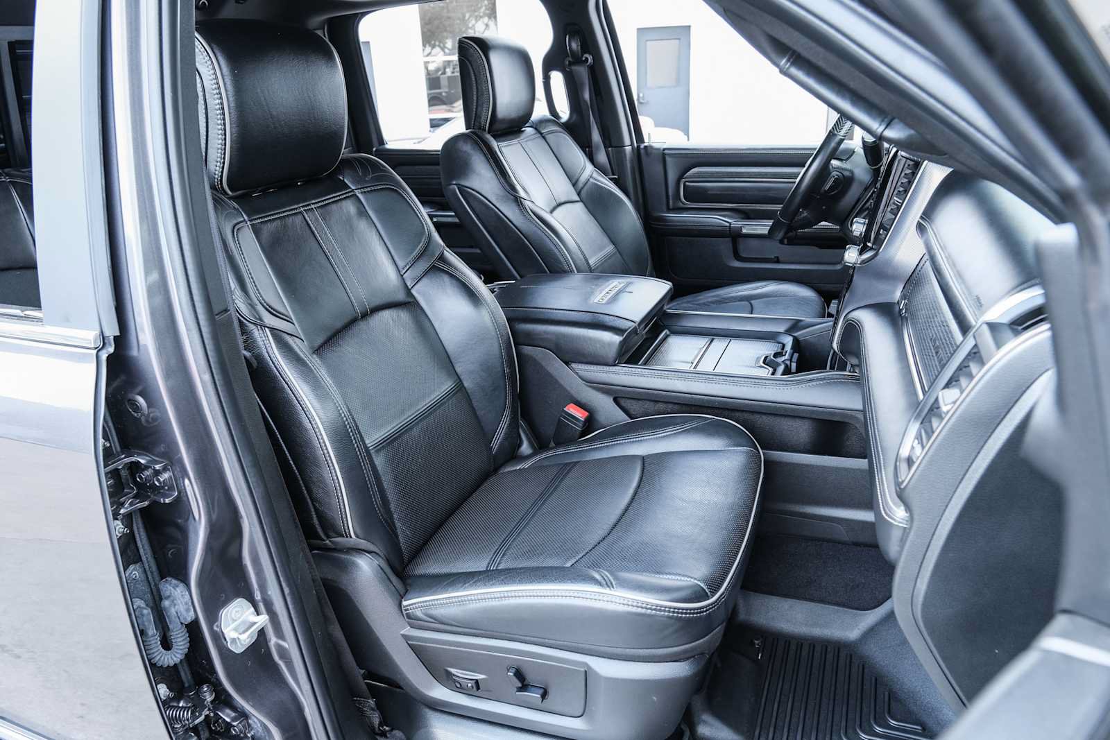 Used 2020 RAM 3500 Limited AWD/4WD image 31