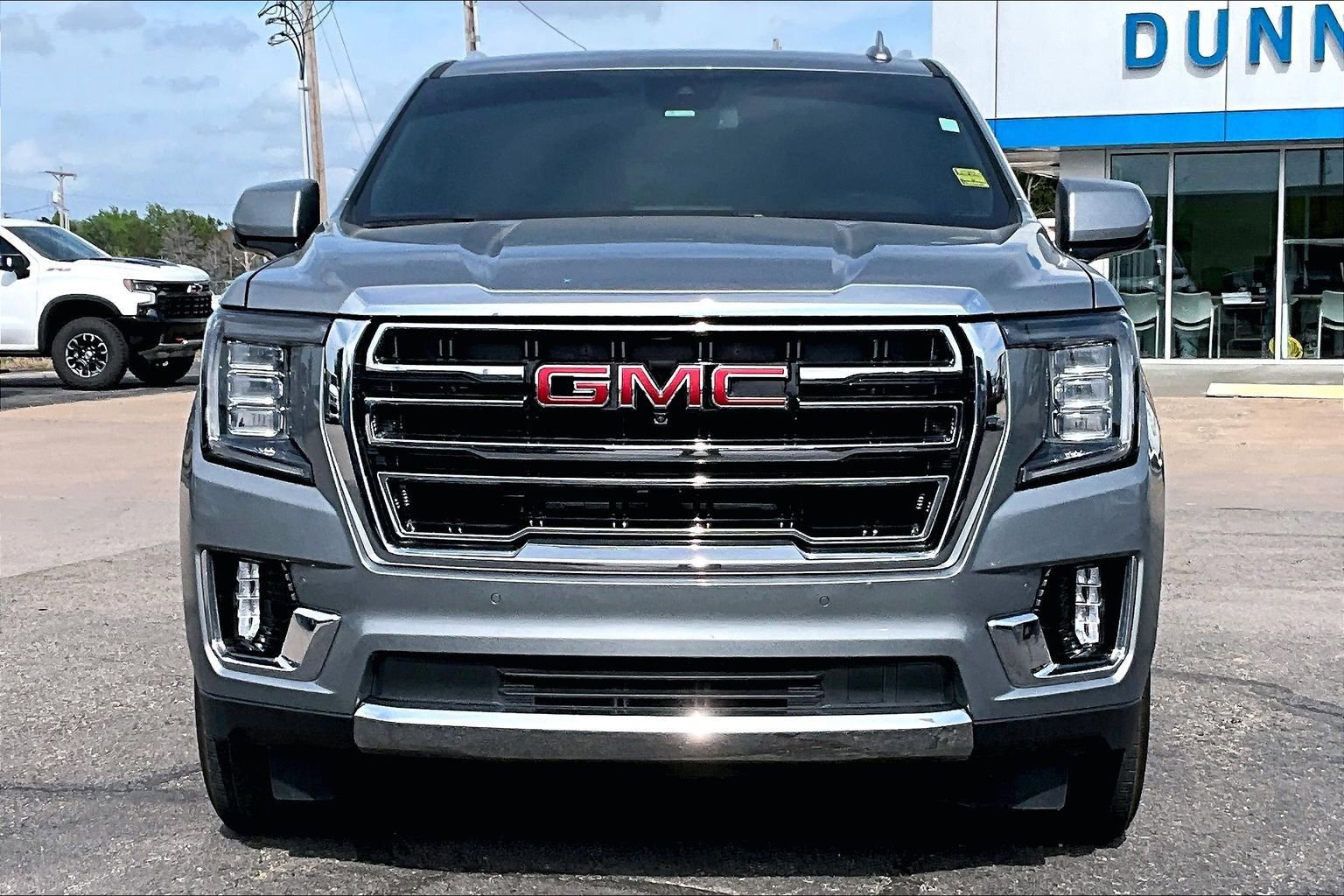 Used 2023 GMC Yukon SLT w/ SLT Luxury Package image 3