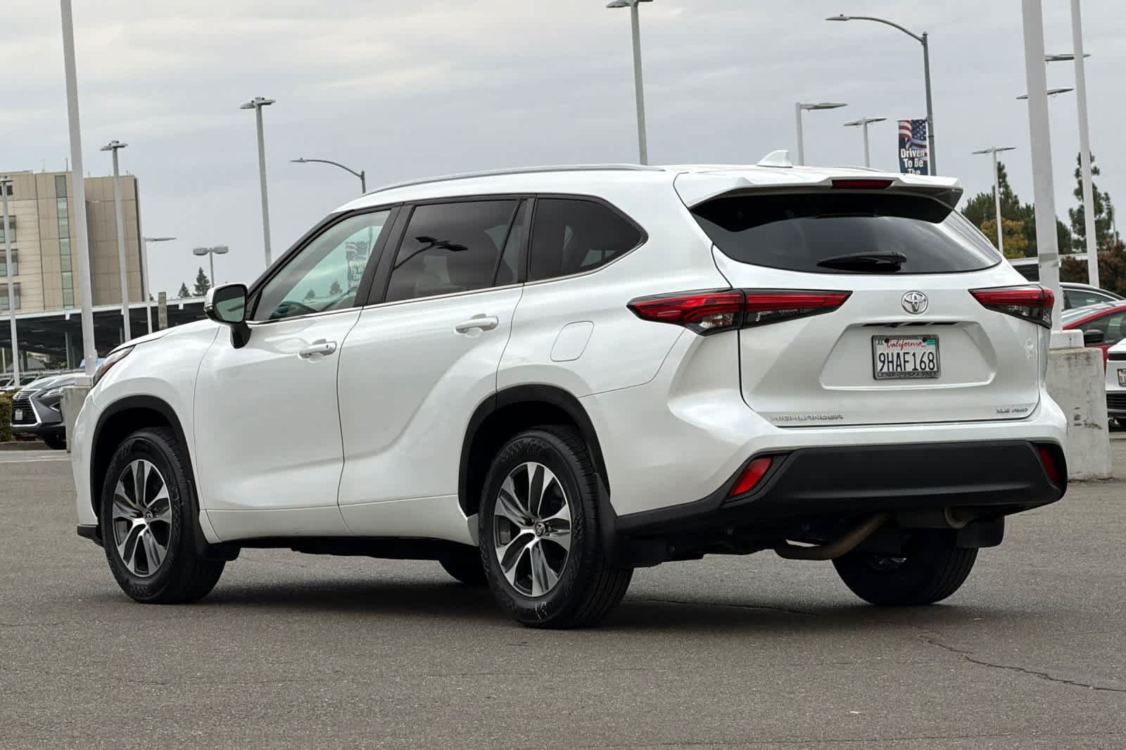 Used 2023 Toyota Highlander XLE AWD/4WD image 7
