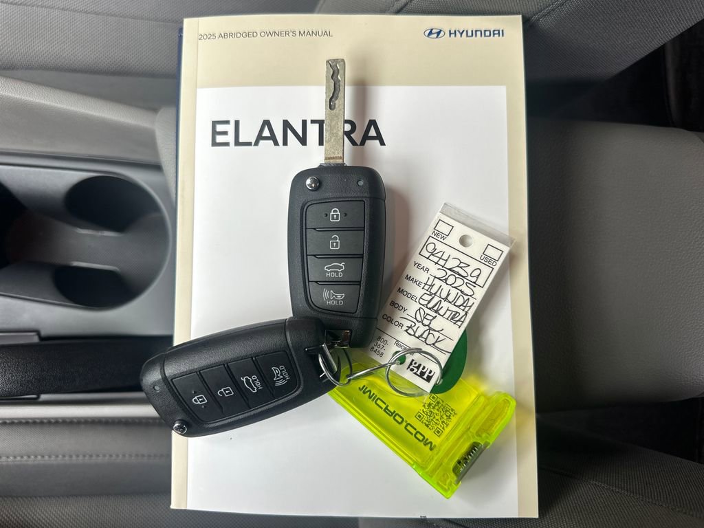 Used 2025 Hyundai Elantra SE w/ Cargo Package image 34