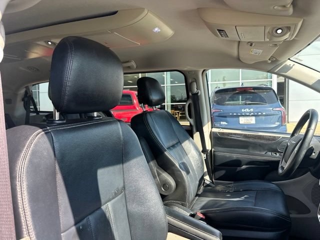 Used 2015 Chrysler Town & Country Touring FWD image 9
