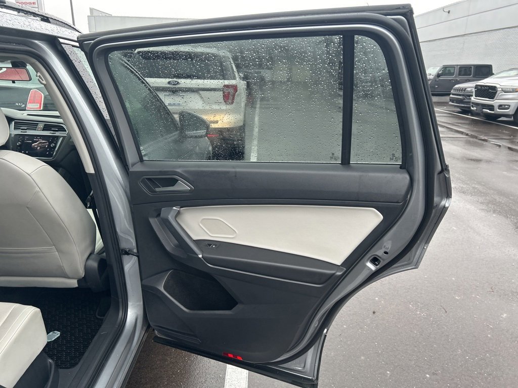 Used 2020 Volkswagen Tiguan SE w/ Panoramic Sunroof Package image 18