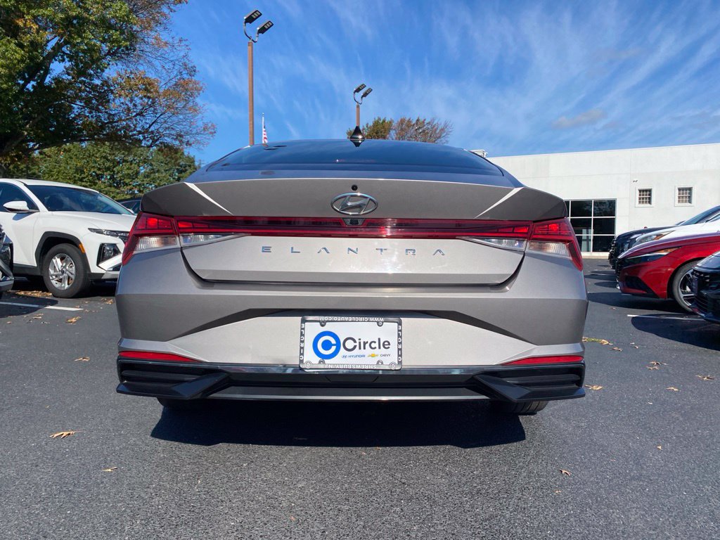 Used 2021 Hyundai Elantra SEL w/ Convenience + Premium Package FWD image 5