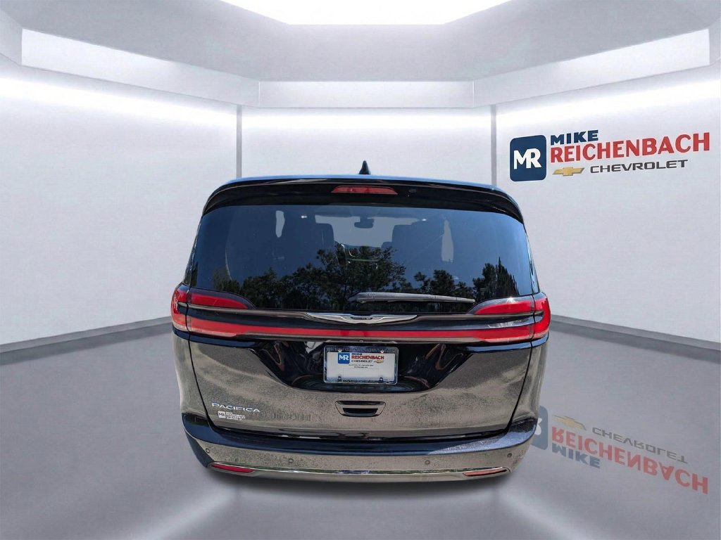 Used 2024 Chrysler Pacifica Touring-L FWD image 5