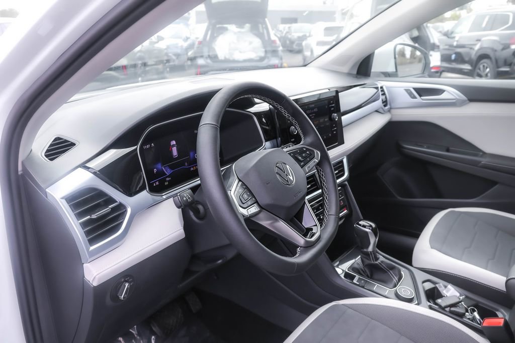 Used 2025 Volkswagen Taos SE image 4