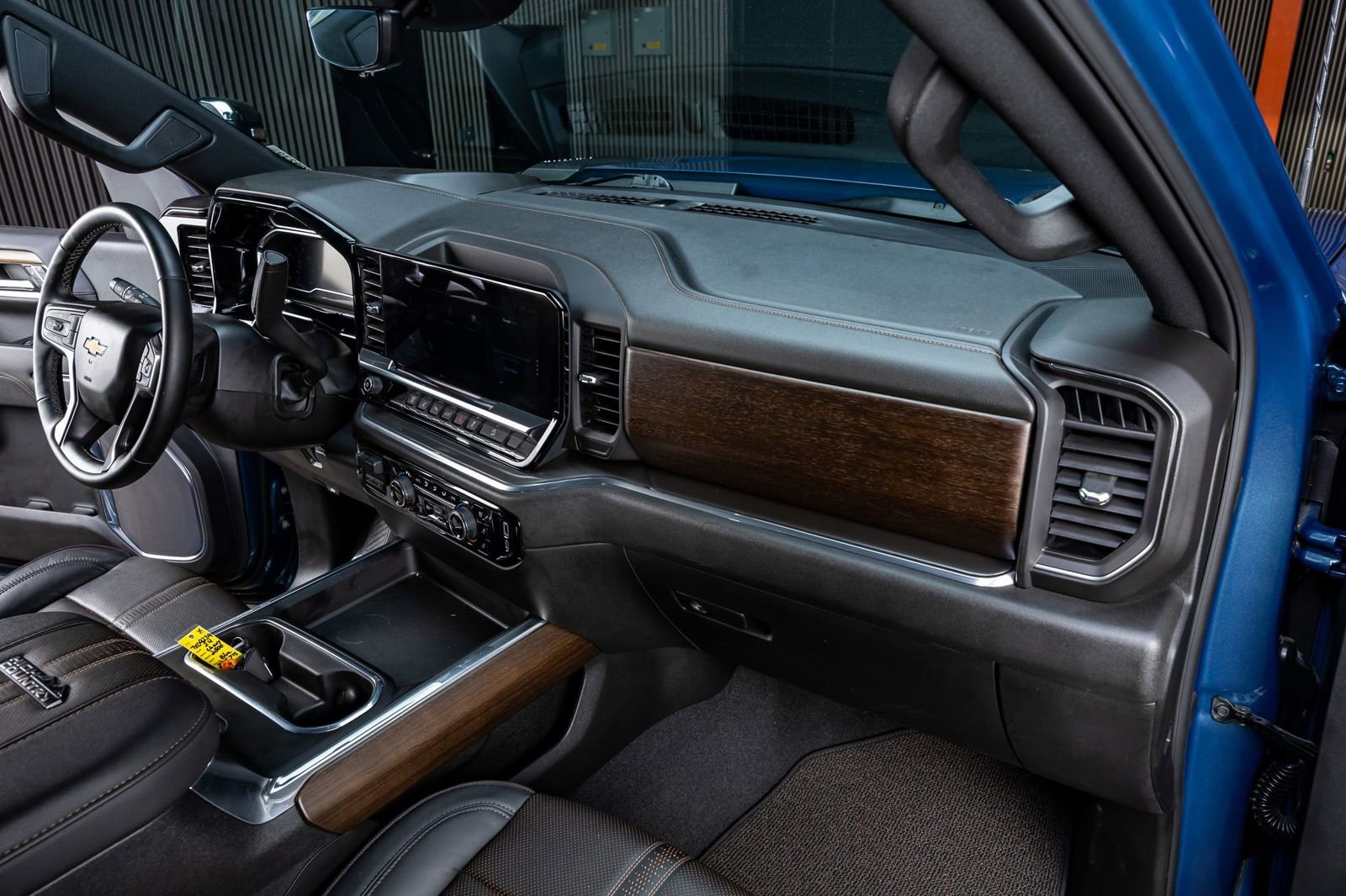 Used 2024 Chevrolet Silverado 2500 High Country w/ High Country Premium Package AWD/4WD image 18
