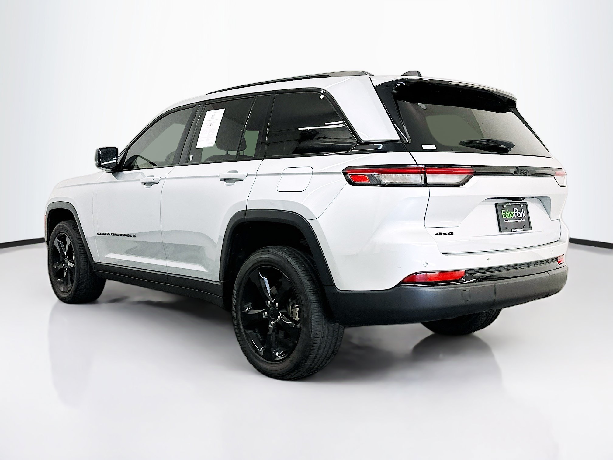 Used 2023 Jeep Grand Cherokee Altitude AWD/4WD image 5