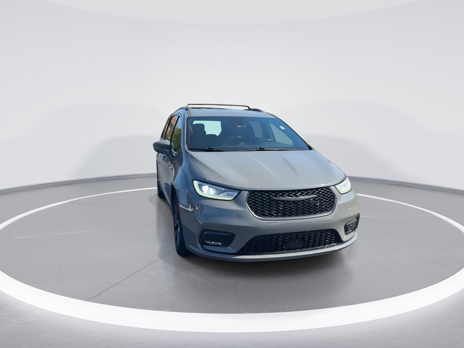 Used 2021 Chrysler Pacifica Touring-L w/ Uconnect Theater Family Group image 3