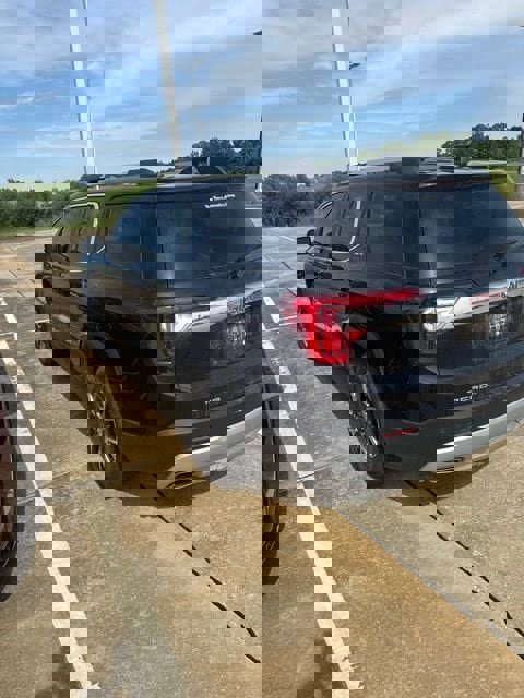 Used 2023 GMC Acadia SLT AWD/4WD image 5