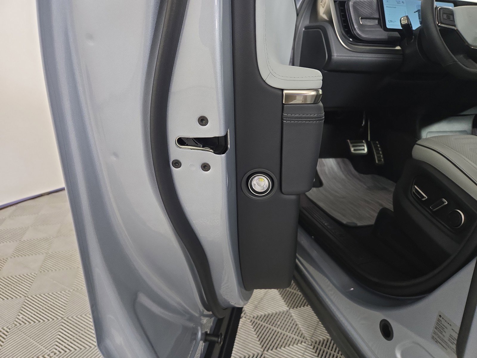 Used 2024 Rivian R1S Adventure AWD/4WD image 32