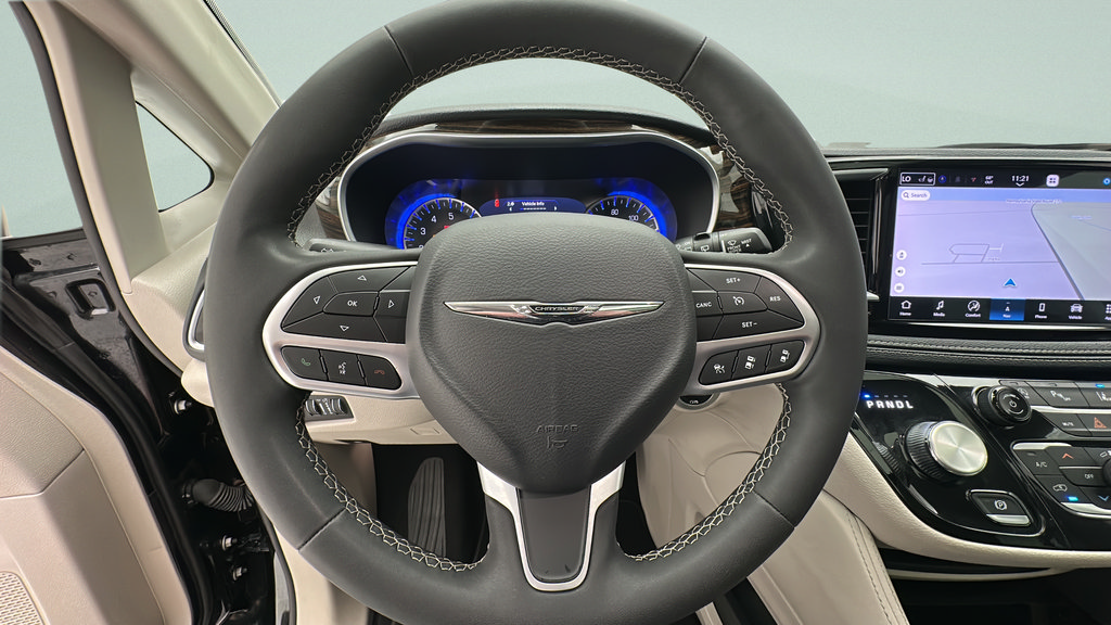 Used 2023 Chrysler Pacifica Limited FWD image 16
