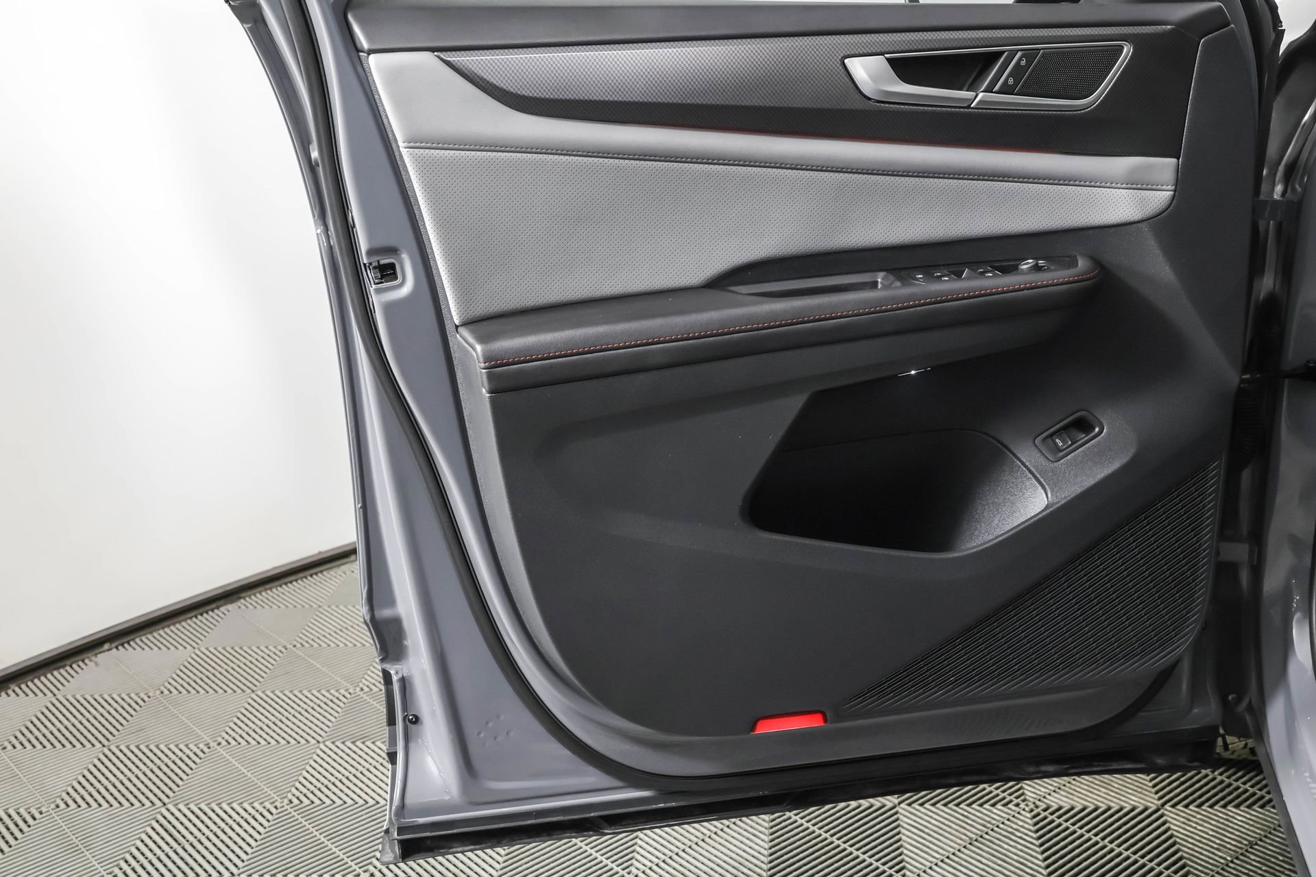 Used 2024 Volkswagen Atlas Peak Edition SE image 35