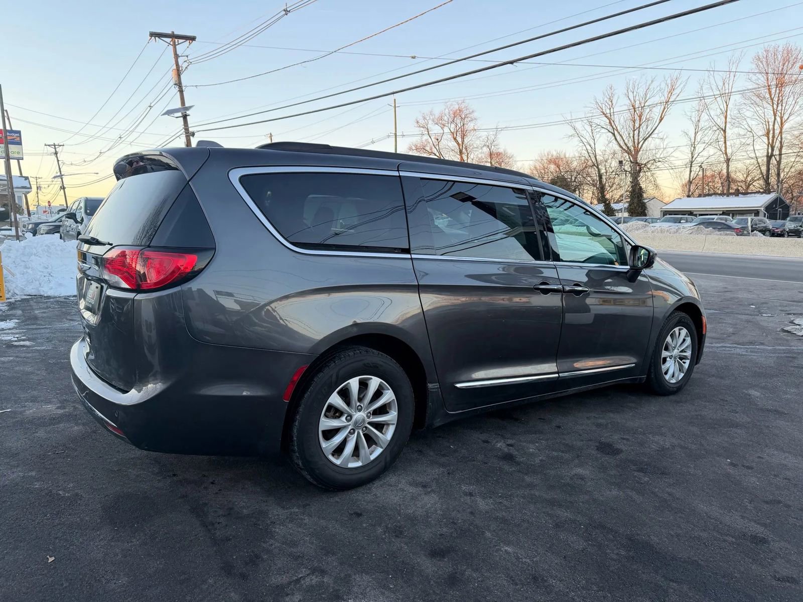 Used 2017 Chrysler Pacifica Touring-L image 7