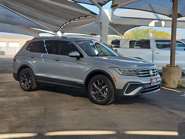 Used 2023 Volkswagen Tiguan SE w/ Panoramic Sunroof Package FWD video 3