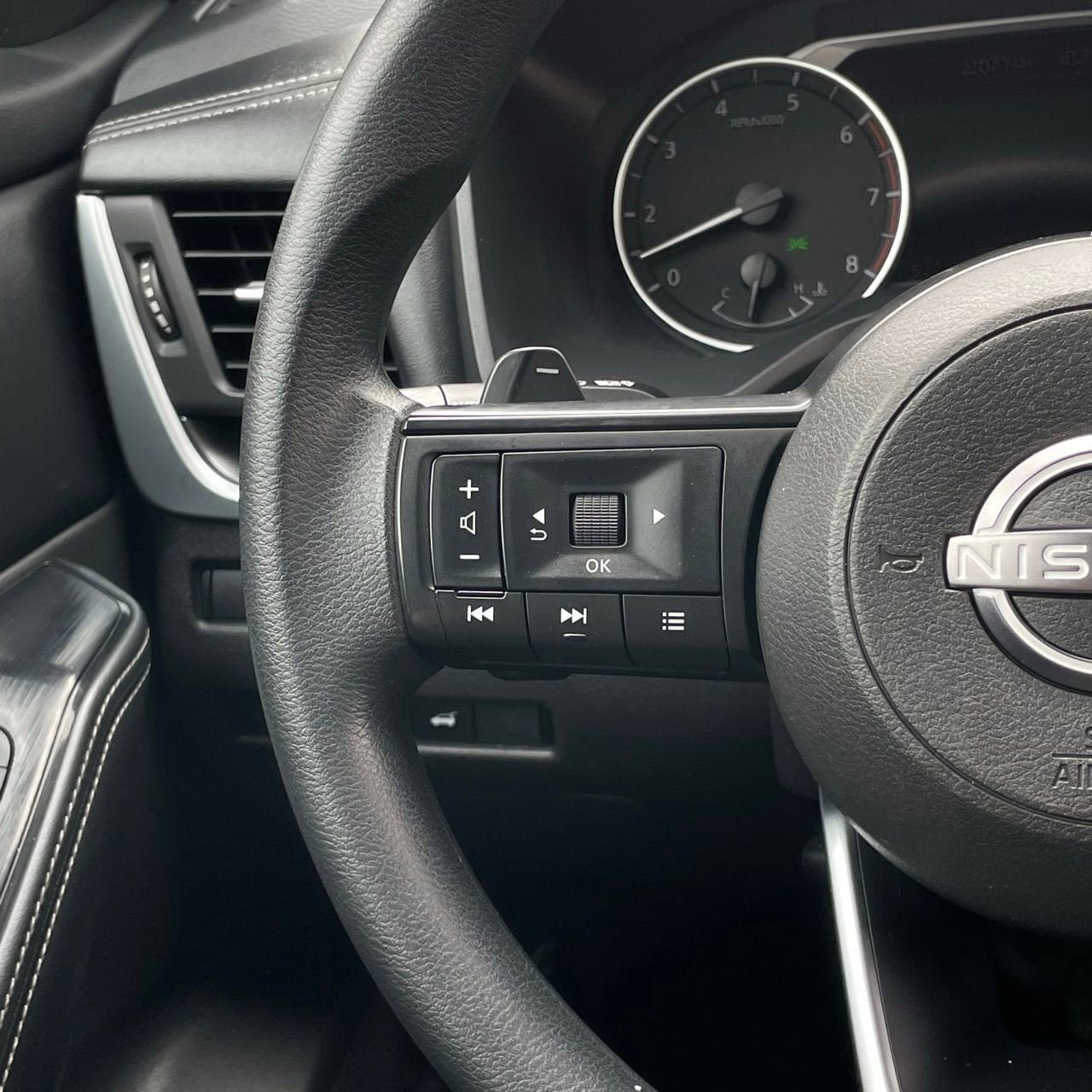 Used 2024 Nissan Rogue SV FWD image 14