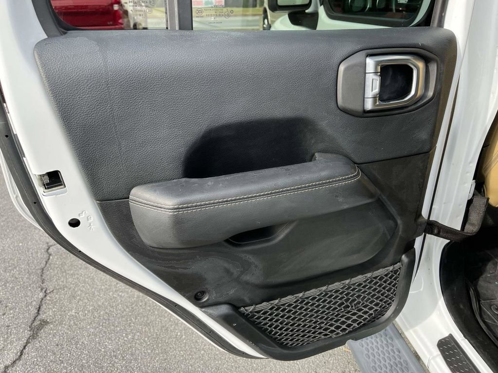 Used 2018 Jeep Wrangler Unlimited Sahara image 16