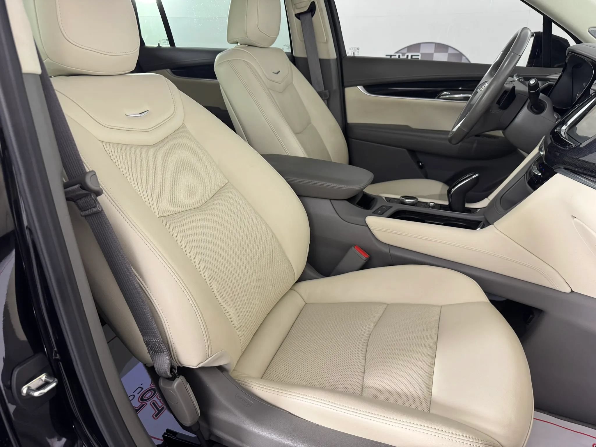 Used 2024 Cadillac XT6 Premium Luxury w/ Technology Package AWD/4WD image 36