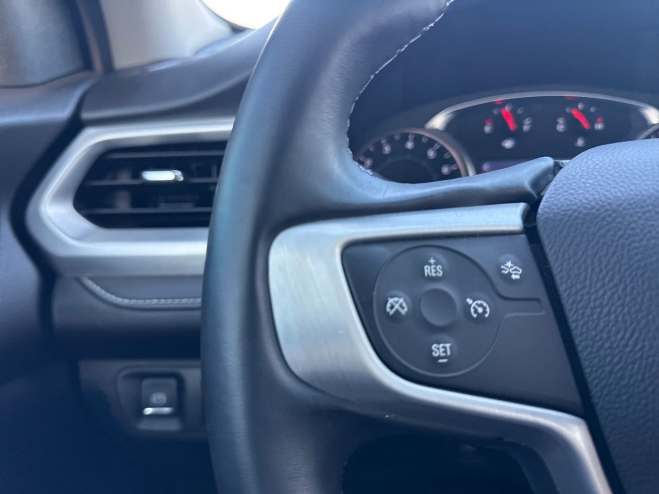 Used 2023 GMC Acadia SLT image 29