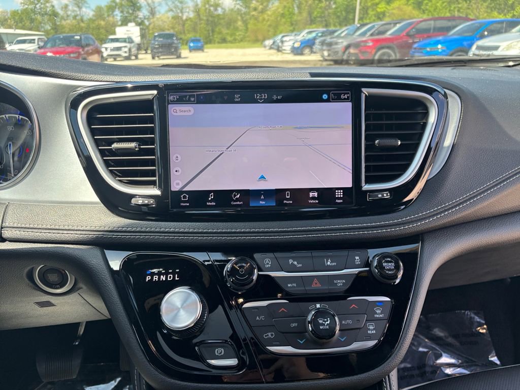 Used 2025 Chrysler Pacifica Limited FWD image 27