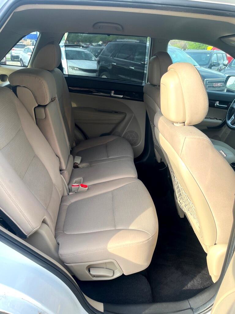 Used 2014 Kia Sorento LX image 17
