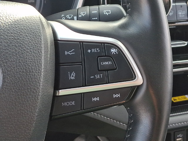 Used 2025 Toyota Highlander XLE AWD/4WD image 8