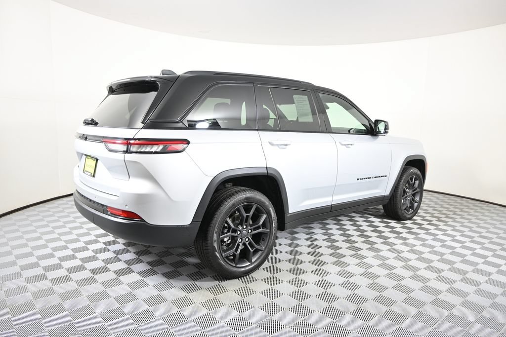 Used 2025 Jeep Grand Cherokee Limited w/ Trailer Tow Package AWD/4WD image 6