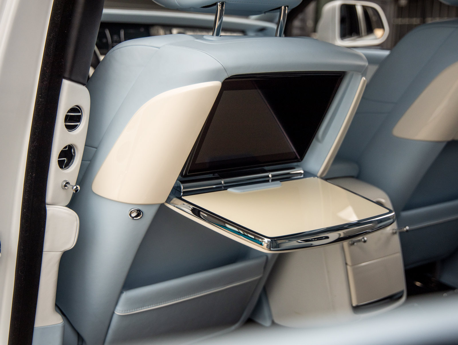Used 2023 Rolls-Royce Phantom Extended Wheelbase w/ Leather Finishing Pack RWD image 52