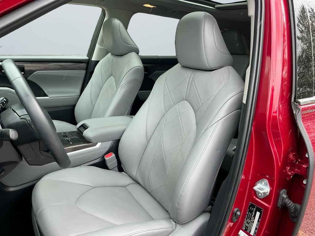 Certified 2024 Toyota Highlander Platinum FWD image 11