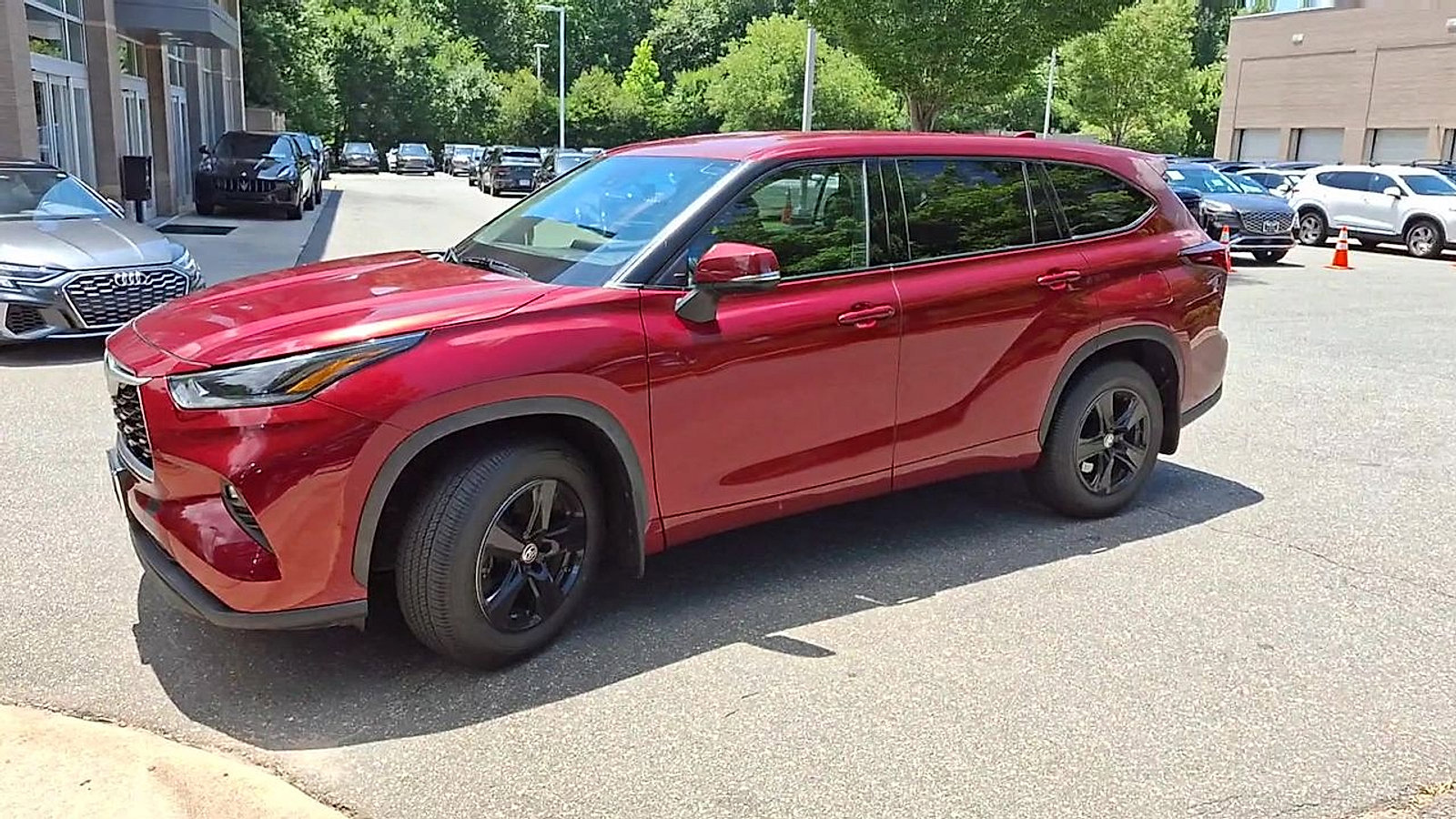 Used 2021 Toyota Highlander LE image 4